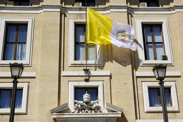 Flag Vatican City Waves Building Rome Italy April 2019 — Stock Photo, Image