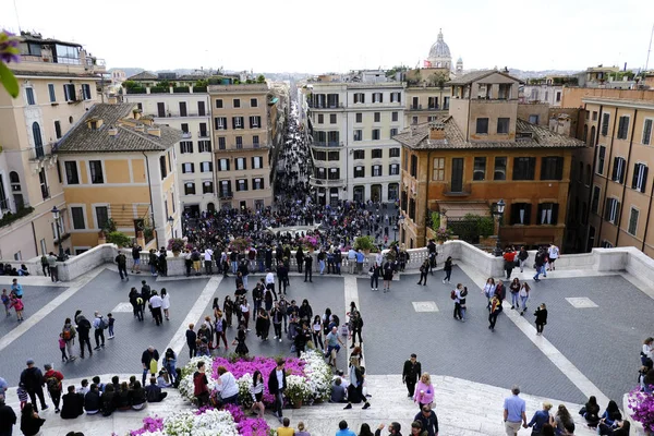 Πλήθος Τουριστών Στα Ισπανικά Σκαλιά Στη Ρώμη Ιταλία Στις Απριλίου — Φωτογραφία Αρχείου