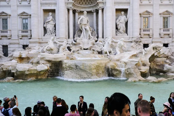 Turyści Odwiedzający Fontannę Trevi Kwietnia 2019 Rzymie Włochy Fontanna Trevi — Zdjęcie stockowe