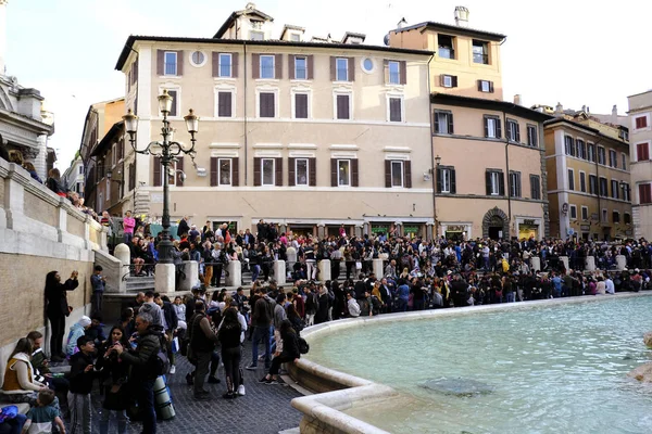28 Nisan 2019 tarihinde İtalya'nın Roma kentinde Ki Trevi Çeşmesi'ni ziyaret eden turistler. Trevi Çeşmesi dünyanın en ikonik çeşmeleri arasında yer alıyor ve İtalya'nın en iyi turizm merkezlerinden biri