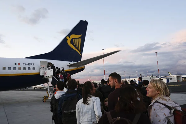 Flygplan Ryanairs Lågpris Företaget Sitter Asfalt Leonardo Vinci International Airport — Stockfoto
