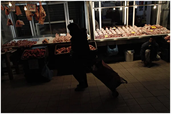 Řezníci Spotřebitelé Veřejném Trhu Athénách Řecku Prosinec 2014 — Stock fotografie