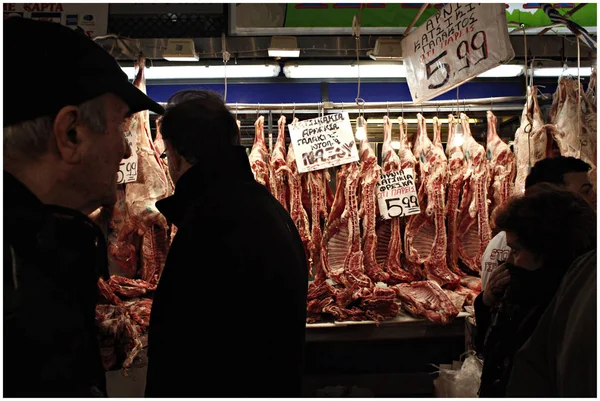 Řezníci Spotřebitelé Veřejném Trhu Athénách Řecku Prosinec 2014 — Stock fotografie