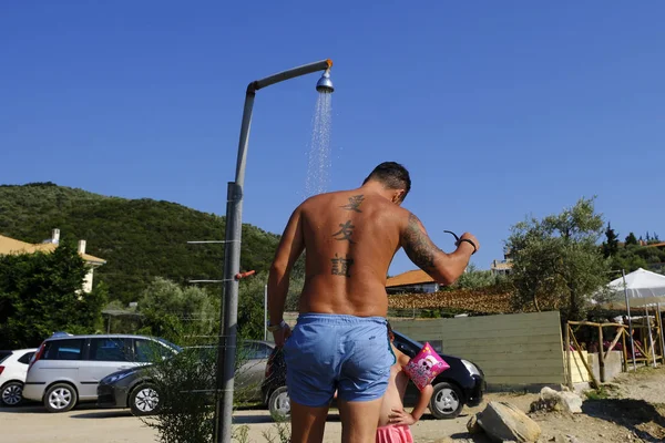 Gente Toma Sol Playa Del Pueblo Afissos Grecia Agosto 2018 — Foto de Stock