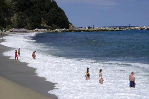 Gente Disfruta Del Clima Soleado Mientras Nadan Mar Playa Del — Foto de Stock