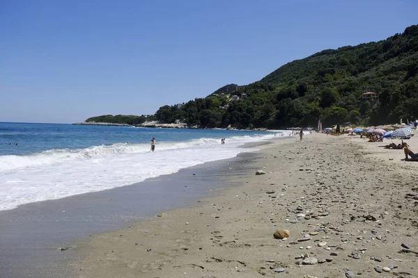 Gente Disfruta Del Clima Soleado Mientras Nadan Mar Playa Del — Foto de Stock