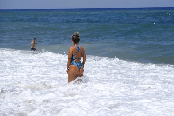 2018年8月10日 在希腊阿吉奥斯 约安尼斯村的海滩上 人们在海里游泳时 享受着阳光明媚的天气 — 图库照片