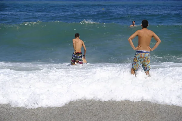Gente Disfruta Del Clima Soleado Mientras Nadan Mar Playa Del — Foto de Stock