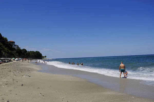 Lidé Užívají Slunné Počasí Když Plavou Moři Pláži Ajos Ioannis — Stock fotografie
