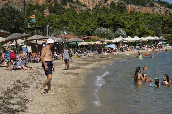 Άνθρωποι Κάνουν Ηλιοθεραπεία Στην Παραλία Του Αναβύρου Στην Ελλάδα Στις — Φωτογραφία Αρχείου