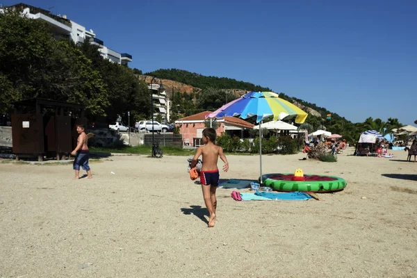 Gente Prende Sole Sulla Spiaggia Anavros Grecia Agosto 2018 — Foto Stock