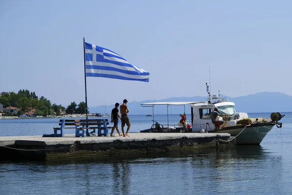 2018年8月14日 ギリシャのカラネラ村の遊歩道でギリシャ国旗が波に乗る — ストック写真