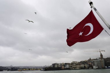 İstanbul'da bir teknede rüzgarda Türk bayrağı esin legeliyor5 Ocak 2019