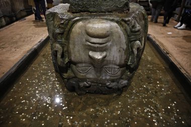 Turistler, 4 Ocak 2019 tarihinde İstanbul şehrinin altında yer alan en büyük antik sarnıç olan Bazilika Sarnıcı'nda tur atabiliyor..