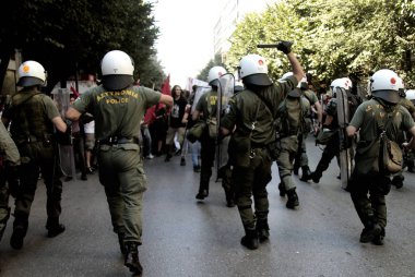 Öğrenciler Selanik'te eğitim politikasına karşı bir protesto sırasında çevik kuvvet ile çatıştı, Yunanistan Eylül 29, 2011.