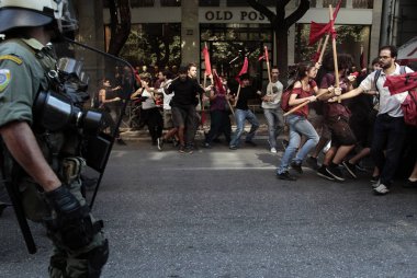 Öğrenciler Selanik'te eğitim politikasına karşı bir protesto sırasında çevik kuvvet ile çatıştı, Yunanistan Eylül 29, 2011.