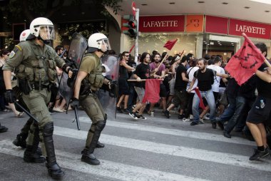 Öğrenciler Selanik'te eğitim politikasına karşı bir protesto sırasında çevik kuvvet ile çatıştı, Yunanistan Eylül 29, 2011.