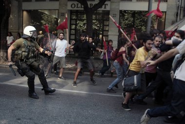 Öğrenciler Selanik'te eğitim politikasına karşı bir protesto sırasında çevik kuvvet ile çatıştı, Yunanistan Eylül 29, 2011.
