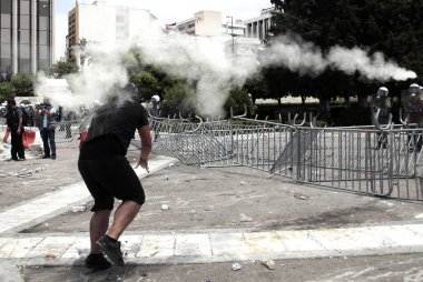 Polis ve göstericiler, 29 Haziran 2011 tarihinde Atina'da hükümetin politikası ve tasarruf kesintilerine karşı düzenlenen 48 saatlik genel grev sırasında Yunan parlamentosu önünde çatıştı.