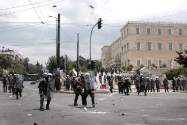 Polis ve göstericiler, 29 Haziran 2011 tarihinde Atina'da hükümetin politikası ve tasarruf kesintilerine karşı düzenlenen 48 saatlik genel grev sırasında Yunan parlamentosu önünde çatıştı.