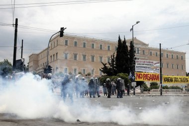 Polis ve göstericiler, 29 Haziran 2011 tarihinde Atina'da hükümetin politikası ve tasarruf kesintilerine karşı düzenlenen 48 saatlik genel grev sırasında Yunan parlamentosu önünde çatıştı.