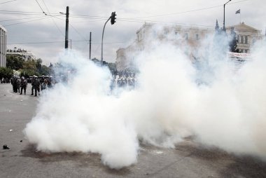 Polis ve göstericiler, 29 Haziran 2011 tarihinde Atina'da hükümetin politikası ve tasarruf kesintilerine karşı düzenlenen 48 saatlik genel grev sırasında Yunan parlamentosu önünde çatıştı.