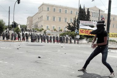 Polis ve göstericiler, 29 Haziran 2011 tarihinde Atina'da hükümetin politikası ve tasarruf kesintilerine karşı düzenlenen 48 saatlik genel grev sırasında Yunan parlamentosu önünde çatıştı.