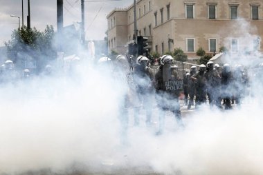 Polis ve göstericiler, 29 Haziran 2011 tarihinde Atina'da hükümetin politikası ve tasarruf kesintilerine karşı düzenlenen 48 saatlik genel grev sırasında Yunan parlamentosu önünde çatıştı.