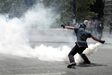 Polis ve göstericiler, 29 Haziran 2011 tarihinde Atina'da hükümetin politikası ve tasarruf kesintilerine karşı düzenlenen 48 saatlik genel grev sırasında Yunan parlamentosu önünde çatıştı.