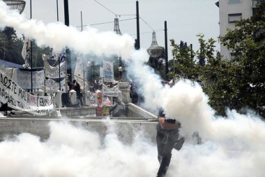 Polis ve göstericiler, 29 Haziran 2011 tarihinde Atina'da hükümetin politikası ve tasarruf kesintilerine karşı düzenlenen 48 saatlik genel grev sırasında Yunan parlamentosu önünde çatıştı.