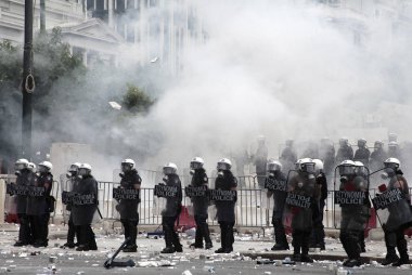 Polis ve göstericiler, 29 Haziran 2011 tarihinde Atina'da hükümetin politikası ve tasarruf kesintilerine karşı düzenlenen 48 saatlik genel grev sırasında Yunan parlamentosu önünde çatıştı.