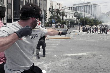 Polis ve göstericiler, 29 Haziran 2011 tarihinde Atina'da hükümetin politikası ve tasarruf kesintilerine karşı düzenlenen 48 saatlik genel grev sırasında Yunan parlamentosu önünde çatıştı.