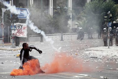 Polis ve göstericiler, 29 Haziran 2011 tarihinde Atina'da hükümetin politikası ve tasarruf kesintilerine karşı düzenlenen 48 saatlik genel grev sırasında Yunan parlamentosu önünde çatıştı.