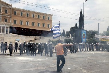 Polis ve göstericiler, 29 Haziran 2011 tarihinde Atina'da hükümetin politikası ve tasarruf kesintilerine karşı düzenlenen 48 saatlik genel grev sırasında Yunan parlamentosu önünde çatıştı.