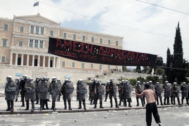 Polis ve göstericiler, 29 Haziran 2011 tarihinde Atina'da hükümetin politikası ve tasarruf kesintilerine karşı düzenlenen 48 saatlik genel grev sırasında Yunan parlamentosu önünde çatıştı.