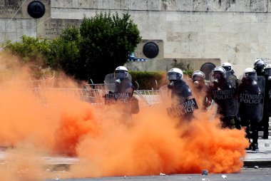 Polis ve göstericiler, 29 Haziran 2011 tarihinde Atina'da hükümetin politikası ve tasarruf kesintilerine karşı düzenlenen 48 saatlik genel grev sırasında Yunan parlamentosu önünde çatıştı.