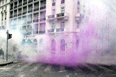 Polis ve göstericiler, 29 Haziran 2011 tarihinde Atina'da hükümetin politikası ve tasarruf kesintilerine karşı düzenlenen 48 saatlik genel grev sırasında Yunan parlamentosu önünde çatıştı.