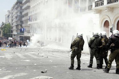Polis ve göstericiler, 29 Haziran 2011 tarihinde Atina'da hükümetin politikası ve tasarruf kesintilerine karşı düzenlenen 48 saatlik genel grev sırasında Yunan parlamentosu önünde çatıştı.