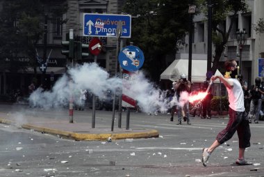 Polis ve göstericiler, 29 Haziran 2011 tarihinde Atina'da hükümetin politikası ve tasarruf kesintilerine karşı düzenlenen 48 saatlik genel grev sırasında Yunan parlamentosu önünde çatıştı.