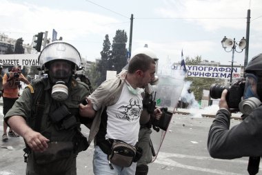 Polis ve göstericiler, 29 Haziran 2011 tarihinde Atina'da hükümetin politikası ve tasarruf kesintilerine karşı düzenlenen 48 saatlik genel grev sırasında Yunan parlamentosu önünde çatıştı.