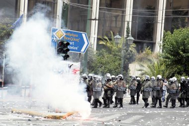 Polis ve göstericiler, 29 Haziran 2011 tarihinde Atina'da hükümetin politikası ve tasarruf kesintilerine karşı düzenlenen 48 saatlik genel grev sırasında Yunan parlamentosu önünde çatıştı.