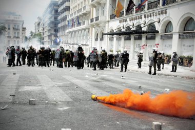 Polis ve göstericiler, 29 Haziran 2011 tarihinde Atina'da hükümetin politikası ve tasarruf kesintilerine karşı düzenlenen 48 saatlik genel grev sırasında Yunan parlamentosu önünde çatıştı.