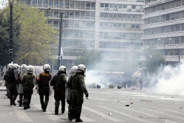 Polis ve göstericiler, 29 Haziran 2011 tarihinde Atina'da hükümetin politikası ve tasarruf kesintilerine karşı düzenlenen 48 saatlik genel grev sırasında Yunan parlamentosu önünde çatıştı.