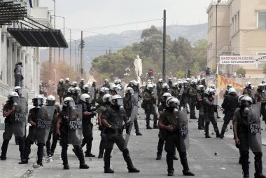Polis ve göstericiler, 29 Haziran 2011 tarihinde Atina'da hükümetin politikası ve tasarruf kesintilerine karşı düzenlenen 48 saatlik genel grev sırasında Yunan parlamentosu önünde çatıştı.