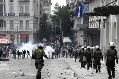 Polis ve göstericiler, 29 Haziran 2011 tarihinde Atina'da hükümetin politikası ve tasarruf kesintilerine karşı düzenlenen 48 saatlik genel grev sırasında Yunan parlamentosu önünde çatıştı.