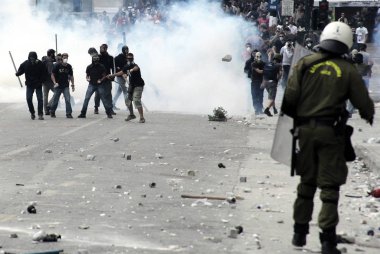 Polis ve göstericiler, 29 Haziran 2011 tarihinde Atina'da hükümetin politikası ve tasarruf kesintilerine karşı düzenlenen 48 saatlik genel grev sırasında Yunan parlamentosu önünde çatıştı.