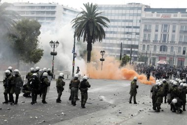 Polis ve göstericiler, 29 Haziran 2011 tarihinde Atina'da hükümetin politikası ve tasarruf kesintilerine karşı düzenlenen 48 saatlik genel grev sırasında Yunan parlamentosu önünde çatıştı.