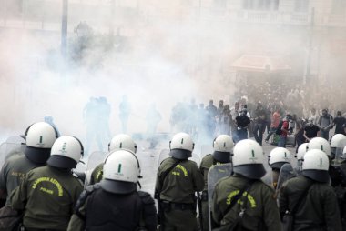 Polis ve göstericiler, 29 Haziran 2011 tarihinde Atina'da hükümetin politikası ve tasarruf kesintilerine karşı düzenlenen 48 saatlik genel grev sırasında Yunan parlamentosu önünde çatıştı.