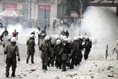 Polis ve göstericiler, 29 Haziran 2011 tarihinde Atina'da hükümetin politikası ve tasarruf kesintilerine karşı düzenlenen 48 saatlik genel grev sırasında Yunan parlamentosu önünde çatıştı.