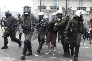 Polis ve göstericiler, 29 Haziran 2011 tarihinde Atina'da hükümetin politikası ve tasarruf kesintilerine karşı düzenlenen 48 saatlik genel grev sırasında Yunan parlamentosu önünde çatıştı.